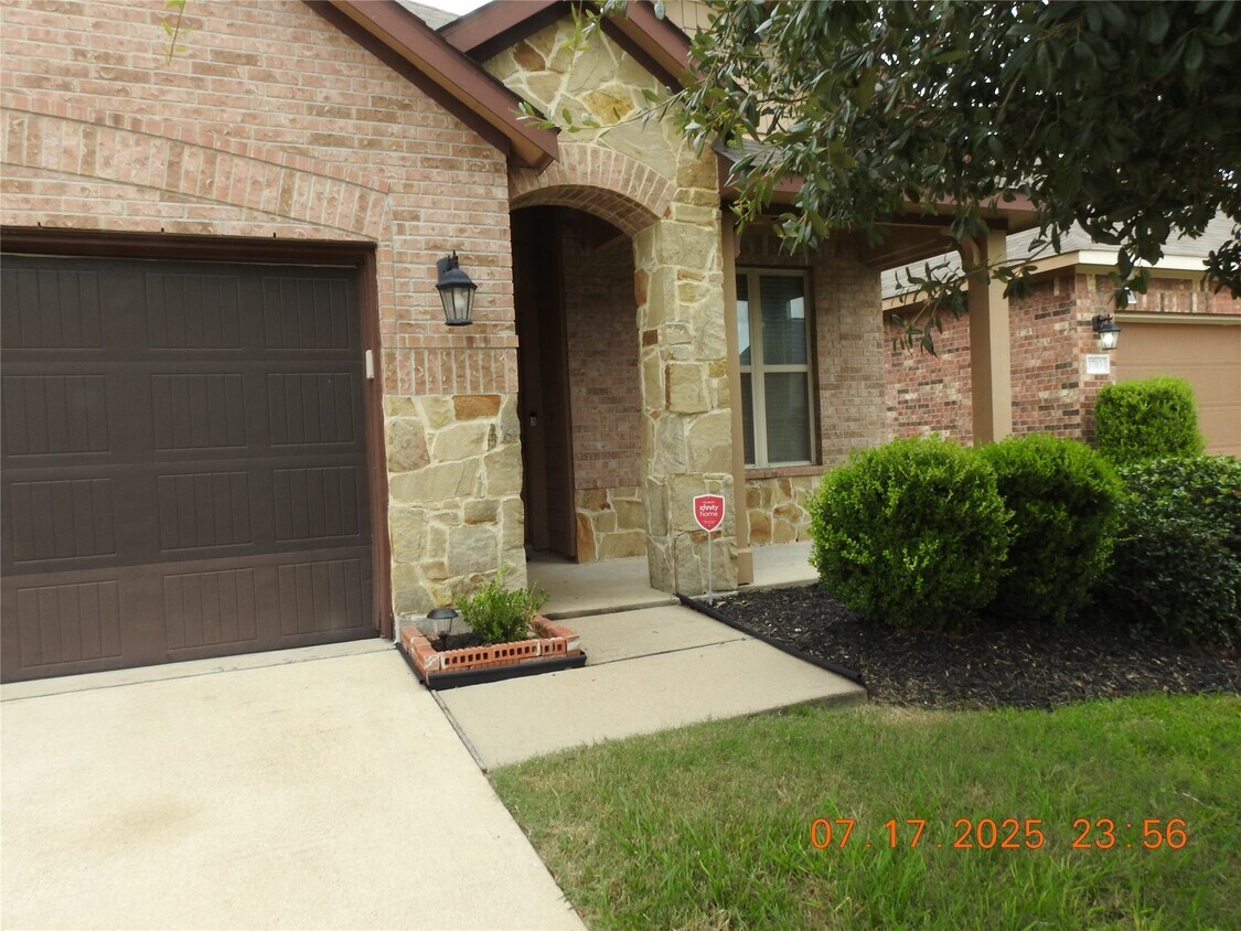 Foto principal - 3667 Raintree Village Dr