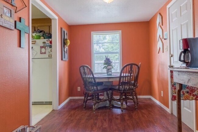 Foto del edificio - 2 bedrooms upstairs, 1 downstairs 1 bath c...