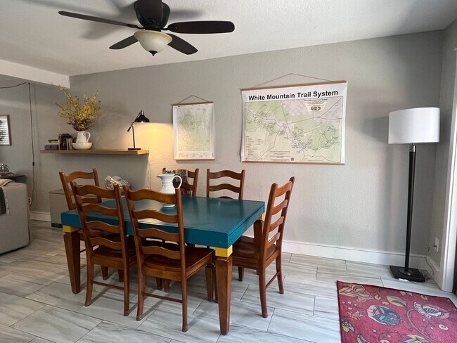Foto del edificio - Updated Town house backed by National Forest