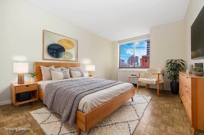 Foto del edificio - 245 E 44th St