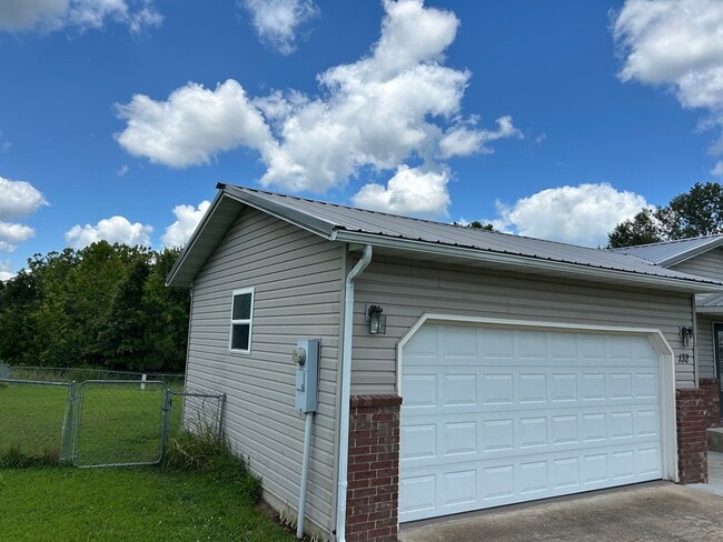 Building Photo - 3 Bedroom Home on Carter Street!