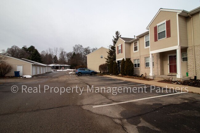 Foto del edificio - Forest Hills 3 Bed Townhome with Garage, Pond View and Some Utilities Included