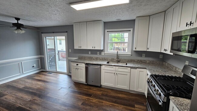 Foto del edificio - DON'T MISS THIS STUNNER!  3 Bedroom End Unit Townhome in Quiet Location!