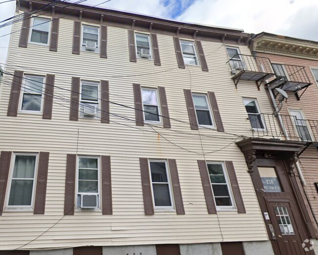 Building Photo - 218 W 8th St