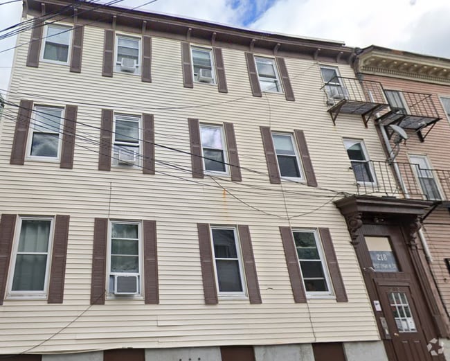 Building Photo - 218 W 8th St
