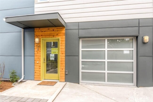 Building Photo - 705 18th Ave S