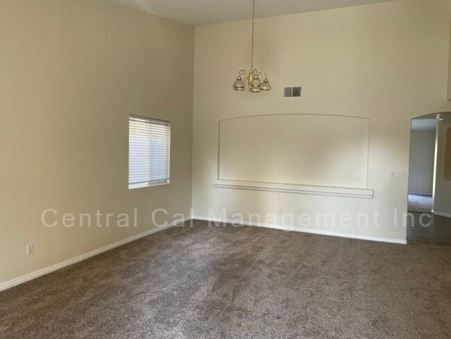 Building Photo - 5 Bedroom, 2 Bath Home in Desired Northwest - $2595 Per Month!