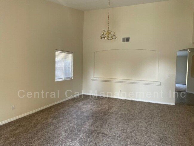 Foto del edificio - 5 Bedroom, 2 Bath Home in Desired Northwest - $2895 Per Month!
