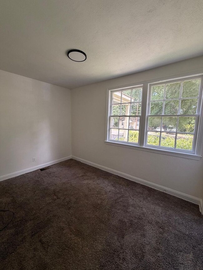 Building Photo - Updated, Clean & Ready for You!