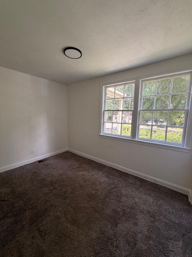 Foto del edificio - Updated, Clean & Ready for You!