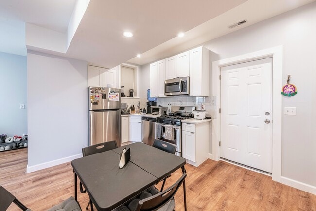 Building Photo - 7331 N Honore St