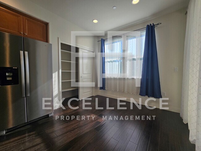 Foto del edificio - Beautiful Updated 3 Story Townhouse With O...