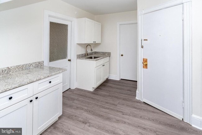 Building Photo - 24 Bank St