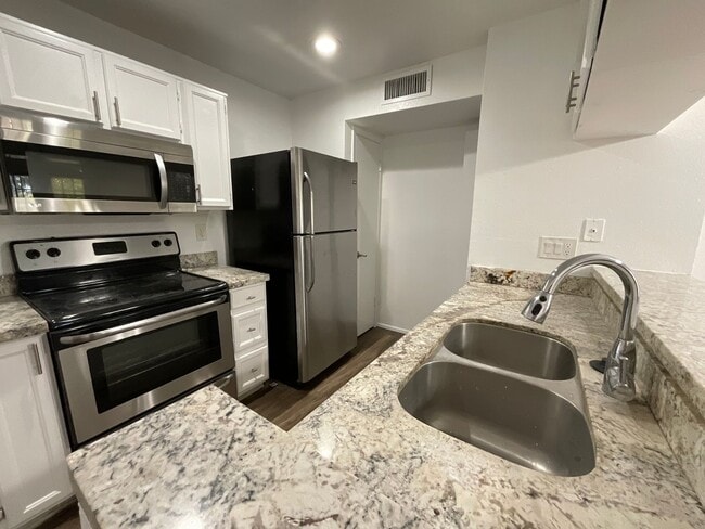 Building Photo - 2 Bedroom townhome with garage! Remodeled ...