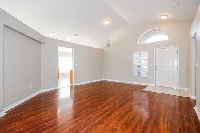 Building Photo - 905 15th St NE