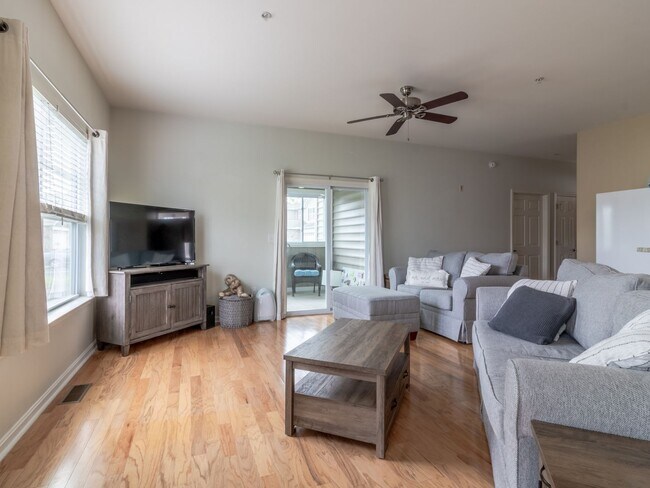 Foto del edificio - YEAR-ROUND - UNFURNISHED - CONDO  - WOODS ...