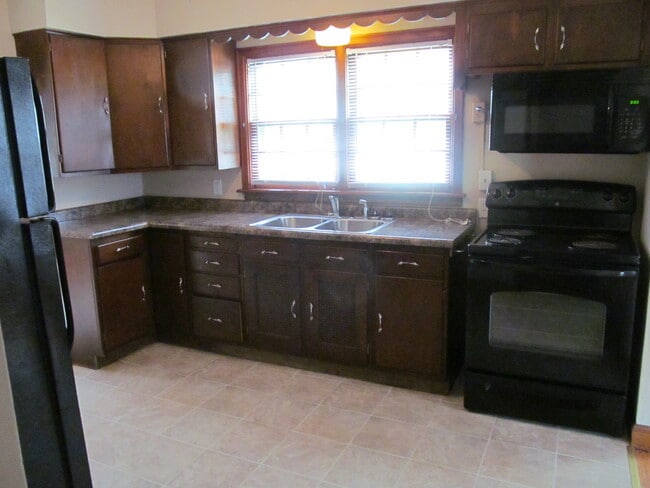 Bank of cabinets and appliances in kitchen - 2231 Hamilton St SW