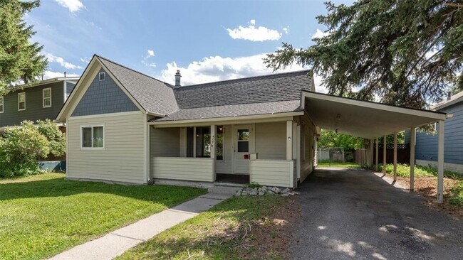Building Photo - Amazing Downtown Location - 3 BR Home just...