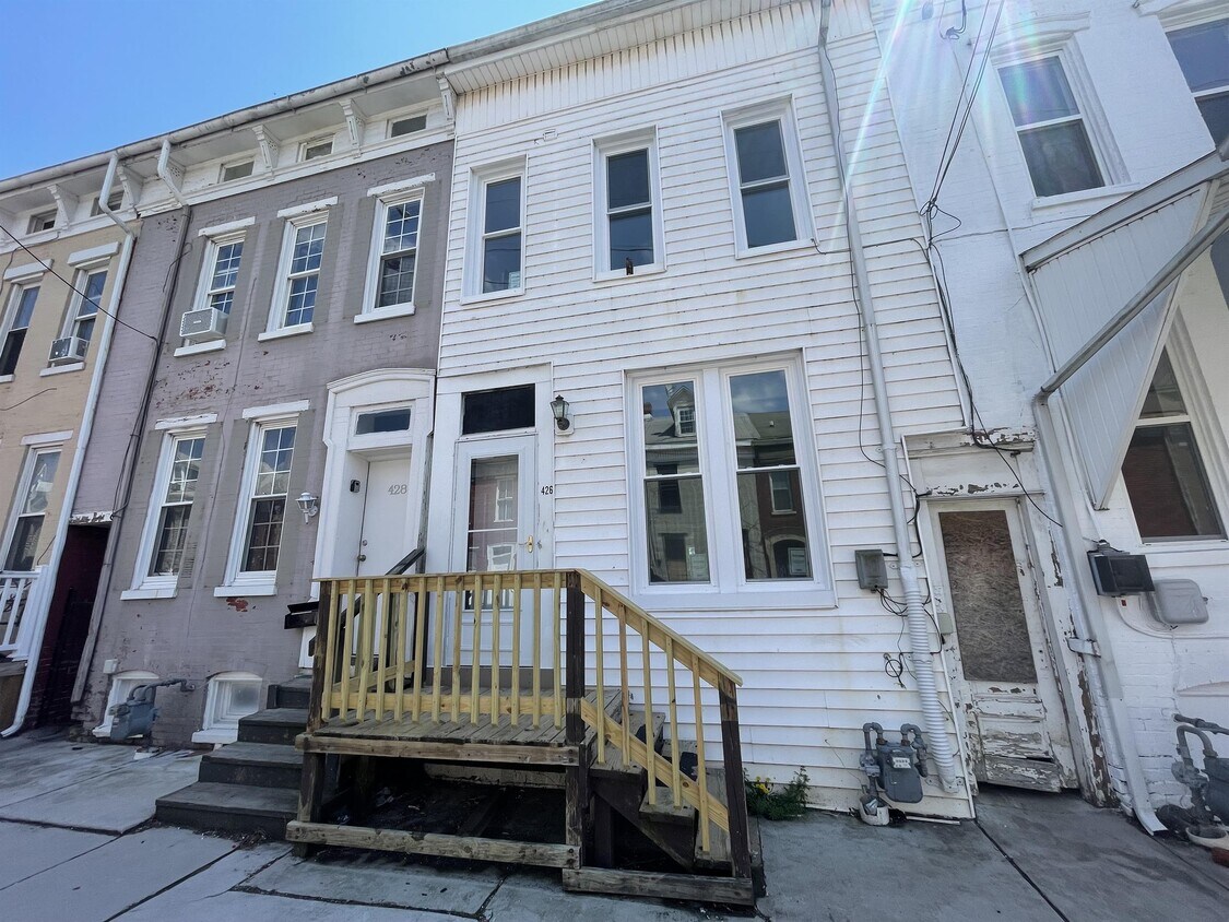 Primary Photo - 426 E Walnut St