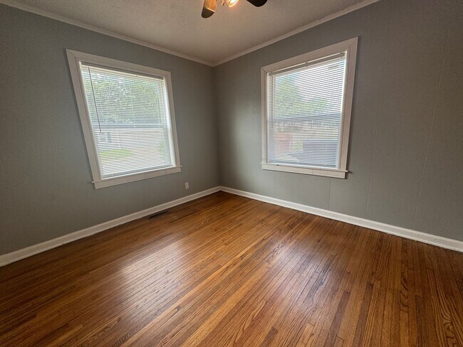 Building Photo - Gorgeous 3 bedroom 2 bathroom home Located...