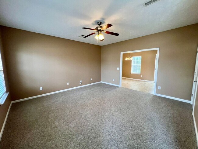Building Photo - 3 Bedroom 2.5 Bath Home in Oxford Hall - South Murfreesboro *New Carpet*