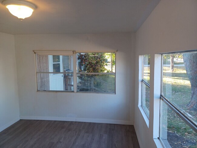 Foto del edificio - 8305 McDaniel Dr