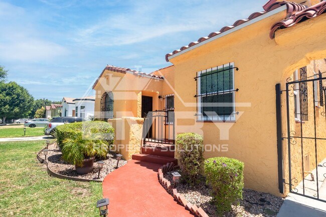 Foto del edificio - Remodeled 3 Bed 1 Bath Spanish-Style Gem for Rent