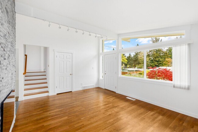 Building Photo - Beautiful 4 bed, 2 bath trilevel in Lake H...