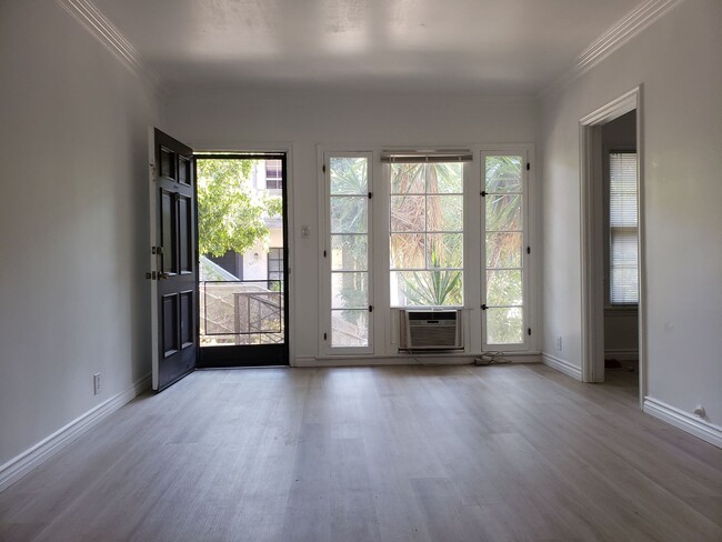 Foto del edificio - 6840 Camrose Dr