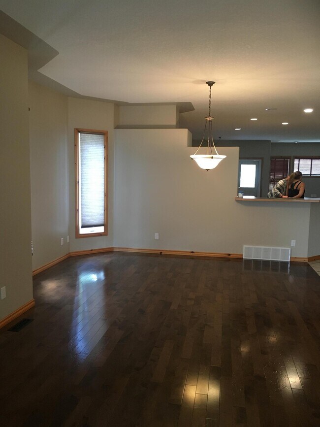 Building Photo - 4 Bed 3.5 Bath Unit in Olds, AB