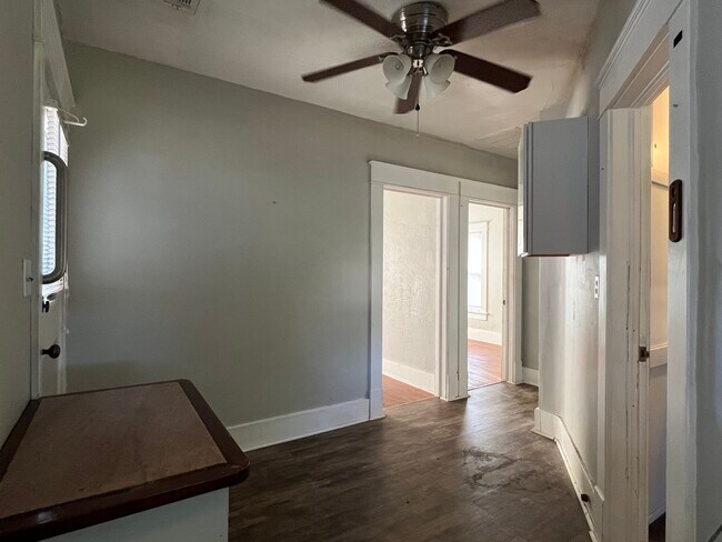 Entry - 807 S Monroe St