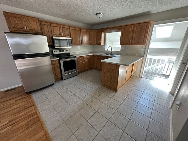 Building Photo - 3 BEDROOM, 2 BATHROOM SINGLE FAMILY HOME L...