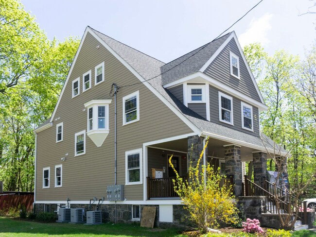 Building Photo - 63 Gordon St