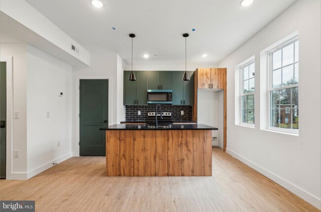 Foto del edificio - 4181 Mantua Ave
