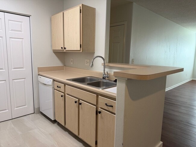 Building Photo - Updated Apartment in Plantation Point
