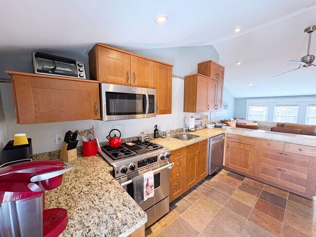 Foto del edificio - 247 Savin Hill Ave