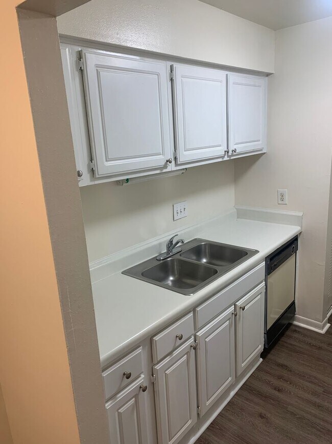 Foto del edificio - 1 Bedroom 1Bath Condo Available with Water