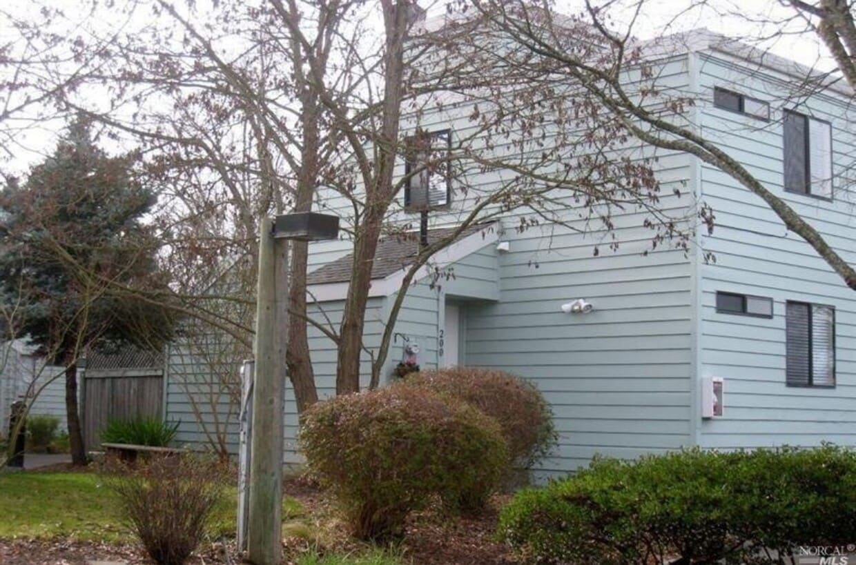 Primary Photo - Coming Soon! 2 bed 2 bath Windsor Townhouse!
