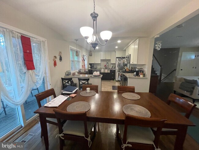 Foto del edificio - 7205 Bayside Ct