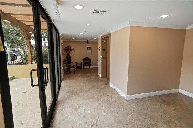 Building Photo - 6938 Laurel Canyon Blvd