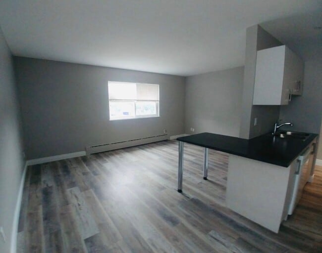 Building Photo - 2422 Keele St