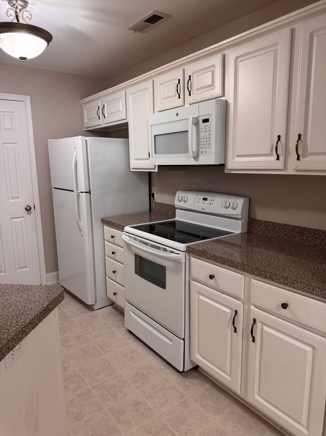Building Photo - 3 Bedroom || 2 Bathroom Main Level Apartme...