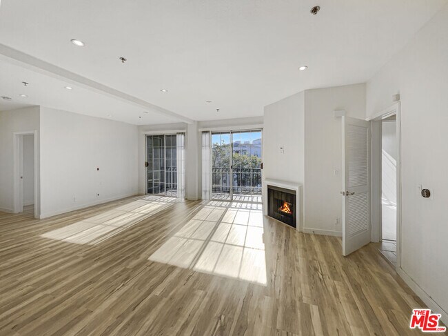 Foto del edificio - 585 N Rossmore Ave