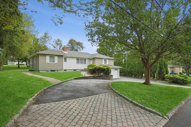 Foto del edificio - 34 Lewis Dr