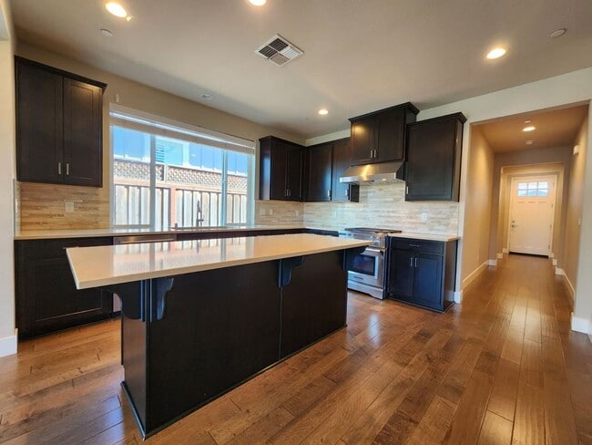 Building Photo - 3 Bedroom for Rent