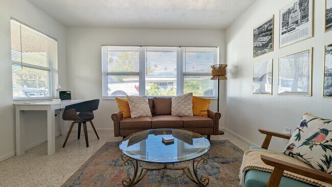 Sala de estar con espacio de trabajo - 2846 W Tamiami Cir