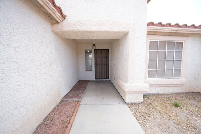 Building Photo - SHOWINGS AVAILABLE NOW