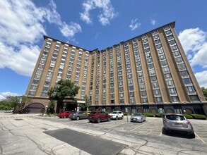 Building Photo - 1 Renaissance Pl