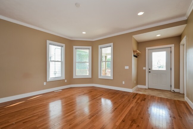 Foto del edificio - 422 Cadwell Ave NW