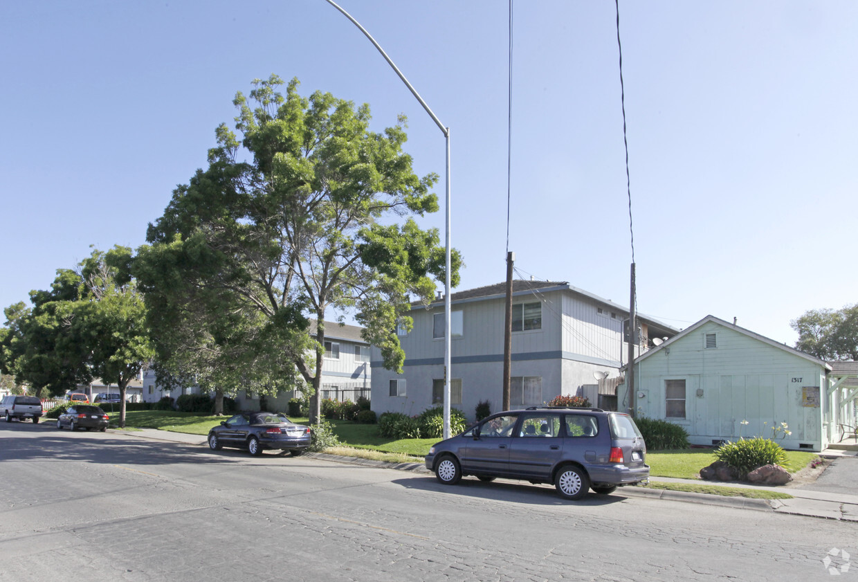 Primary Photo - Santanna Apartments
